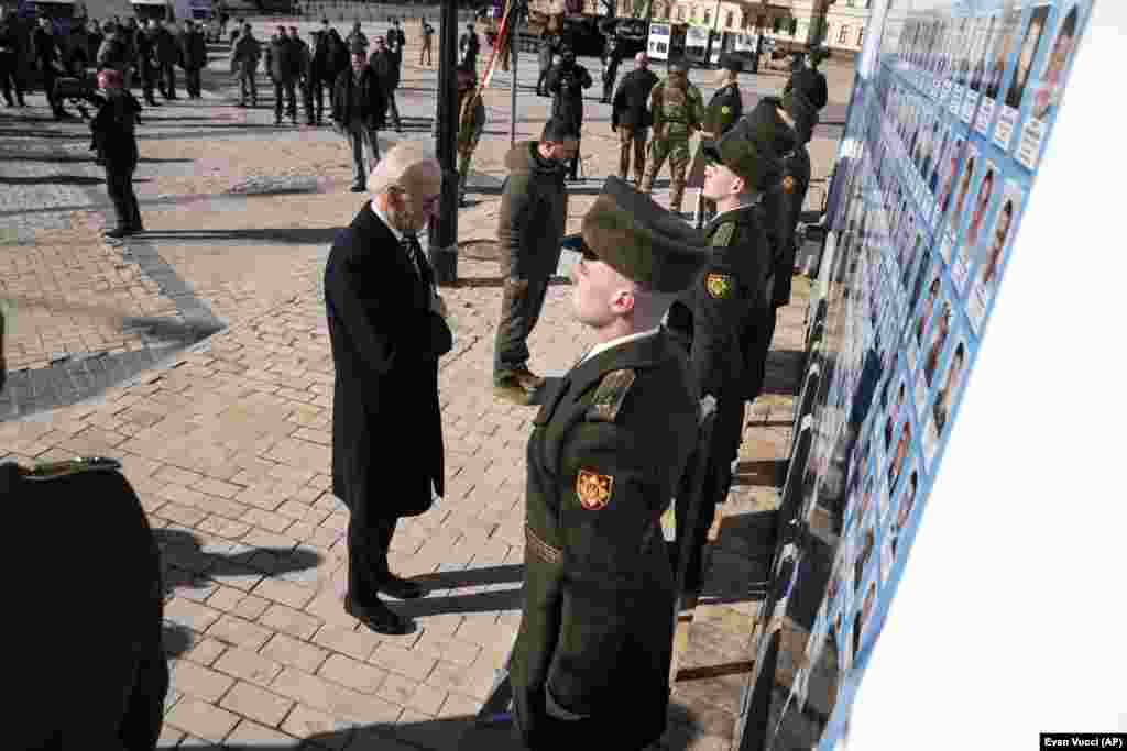 Președintele Joe Biden participă alături de Volodimir Zelenski la o ceremonie de comemorare a victimelor invaziei rusești în Ucraina, la zidul memorial de la catedrala Sfântul Mihail cu cupolă de aur, din Kiev.