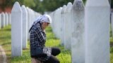 Žena u Memorijalnom centru u Potočari na godišnjicu genocida u Srebrenici, 11. jula 2023.
