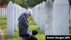 Žena u Memorijalnom centru u Potočari na godišnjicu genocida u Srebrenici, 11. jula 2023.