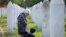 Žena u Memorijalnom centru u Potočari na godišnjicu genocida u Srebrenici, 11. jula 2023.