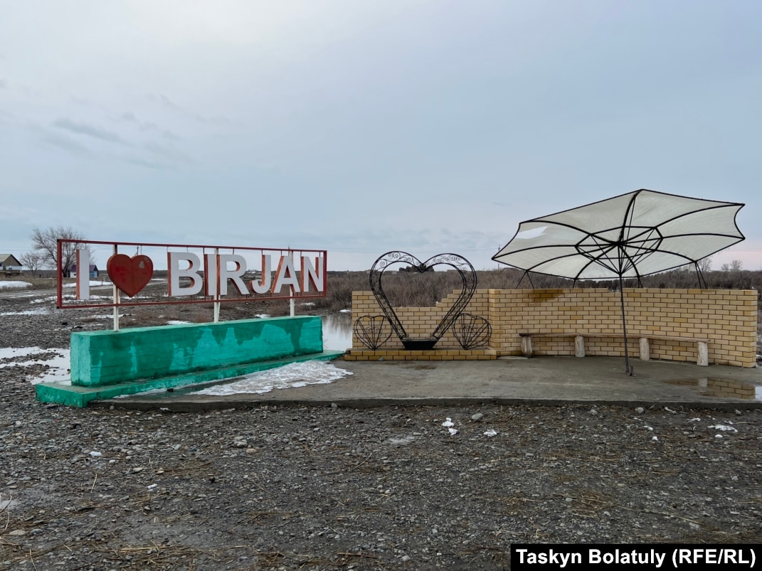 «Теңбеу қыз» порно фильмін көріңіз.