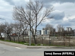 Un șantier din Iași în care molozul e depozitat direct pe pământ, iar plasele anti-praf care ar trebui să împiedice ridicarea pulberilor sunt rupte.
