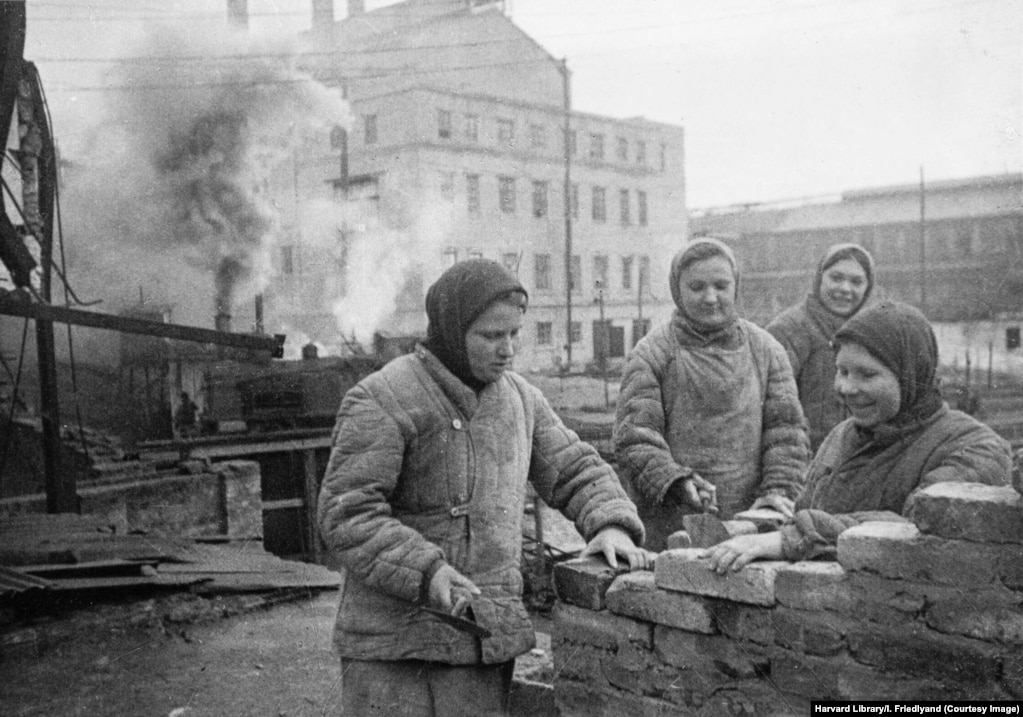 Një foto, e cila ka ndjesinë e një imazhi propagandistik të inskenuar, tregon punën për rindërtimin që po zhvillohej në fabrikën e hekurit dhe çelikut, në Donjeckun e sotëm.&nbsp; Në kohën kur u bënë këto foto, pati një fluks rusësh etnikë që lëviznin në rajonin e Donbasit për të marrë pjesë në rindërtimin e tij.