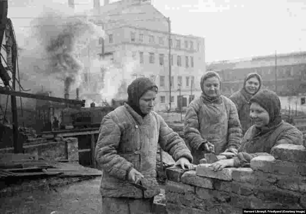 Një foto, e cila ka ndjesinë e një imazhi propagandistik të inskenuar, tregon punën për rindërtimin që po zhvillohej në fabrikën e hekurit dhe çelikut, në Donjeckun e sotëm.&nbsp; Në kohën kur u bënë këto foto, pati një fluks rusësh etnikë që lëviznin në rajonin e Donbasit për të marrë pjesë në rindërtimin e tij.