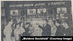 În vizita la Casa de cultură din Yampol. În centru - D. Rojkov, directorul Casei de cultură din Yampol, împreună cu colaboratorii, familiarizându-i pe oaspeții de peste Nistru cu planurile sale curente de activitate. „Moldova socialistă”, 8 Octombrie 1953. 