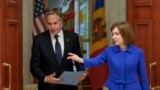 Președinta R. Moldova, Maia Sandu, face un gest către secretarul de stat al SUA, Antony Blinken, în timp ce se adresează presei în cadrul unei conferințe de presă comune la președinție. 29 mai 2024, Chișinău. 