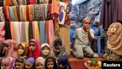 Hidzsábot árusító muzulmán boltos Mumbai egyik utcájában 2022. április 7-én