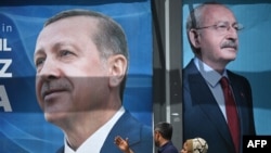 Bilborde me portretet e presidentit turk, Recep Tayyip Erdogan, dhe kundërkandidatit të tij në zgjedhjet presidenciale, Kemal Kilicdaroglu. 