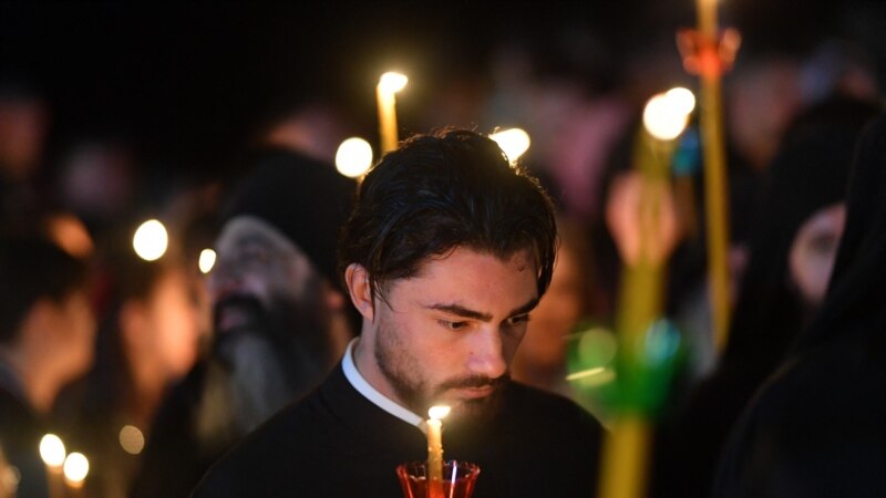 Милиони православни христијани го одбележуваат празникот Велигден
