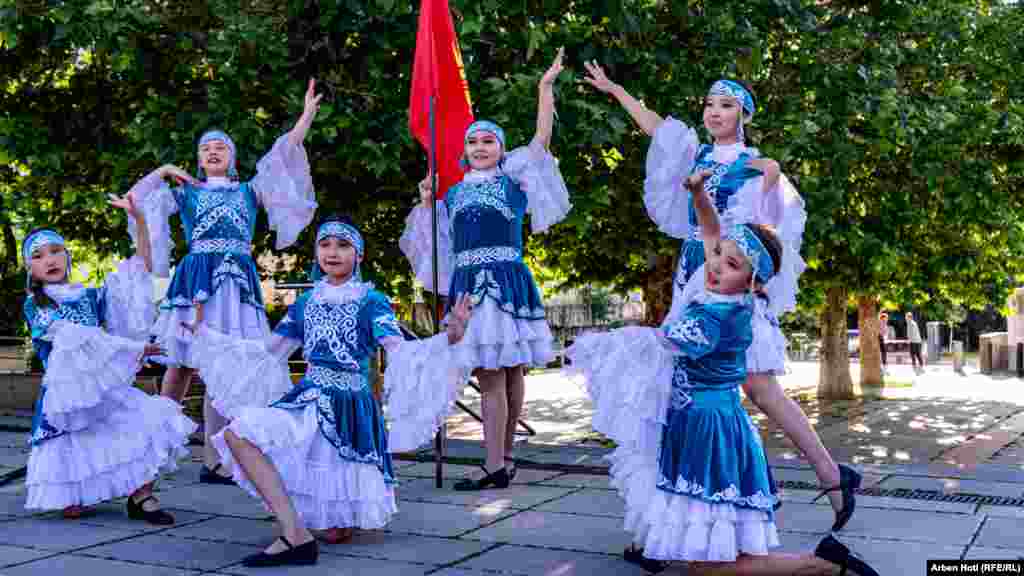 Valltarët garuan për vallen më të bukur në festivalin tradicional të valleve folklorike &quot;Ylberi i Prishtinës&quot;. &nbsp;