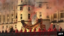  Кадър от осъществяването на Gojira в Париж 