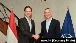 Actualul secretar general al NATO, Jens Stoltenberg (în dreapta), în timpul unei întrevederi cu succesorul său, olandezul Mark Rutte.