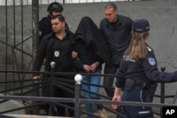 Foto gjatë arrestimit të të dyshuarit në Beograd, 3 maj 2023.