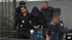 A fiatalkorú elkövető őrizetbe vétele Belgrádban 2023. május 3-án