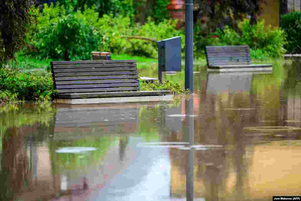 Ulëset në një park të përmbytur në Medvode. Autoritetet kanë thënë se qasja në shumë fshatra në Slloveninë verilindore dhe qendrore është ndërprerë për shkak të përmbytjeve.