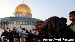 Članovi Palestinskog astronomskog društva kroz teleskop gledaju kako bi videli polumesec uoči svetkog meseca ramazan, kompleks džamije Al Aksa u Jerusalimu, 10. mart 2024.