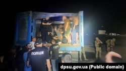 Polițiștii de frontieră din Ucraina au oprit în regiunea Odesa un camion cu 41 de bărbați care ar fi încercat să iasă ilegal din țară.