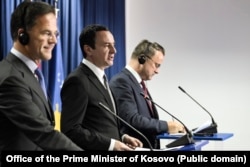 Kryeministri i Kosovës, Albin Kurti(në mes), ai i Holandës, Mark Rutte (majtas), dhe kryeministri i Luksemburgut, Xavier Bettel(djathtas) gjatë konferencës me gazetarë në Prishtinë.