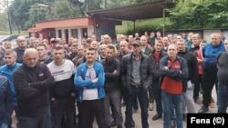 Zenički rudari okupljeni u krugu Rudnika sa zahtjevom za isplatu aprilske plaće, Zenica, 30. maj 2023.