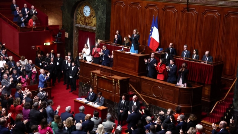 Францыя ўнесла права жанчын на аборт у Канстытуцыю