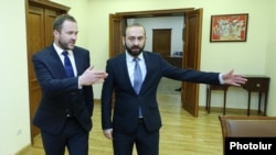 Armenia - Foreign Minister Ararat Mirzoyan (right) meets his Estonian counterpart Margus Tsahkna, Yerevan, December 13, 2023.