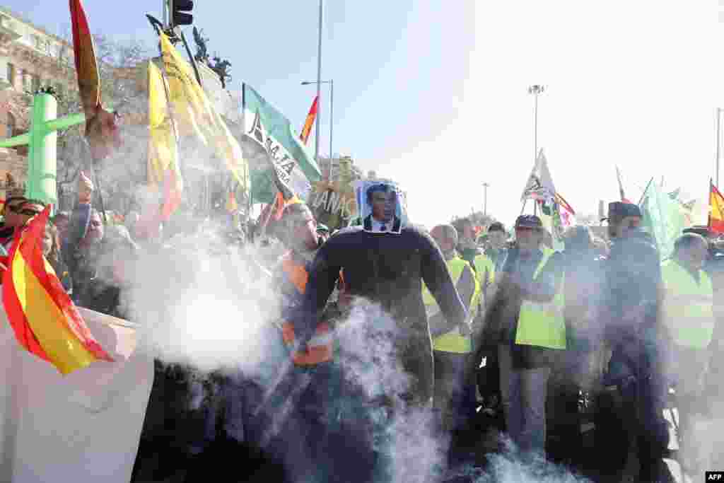 Čovjek drži lik španskog premijera Pedra Sančeza dok se farmeri okupljaju na protestima zbog uslova rada i evropske poljoprivredne politike, u Madridu, 26. februara 2024.