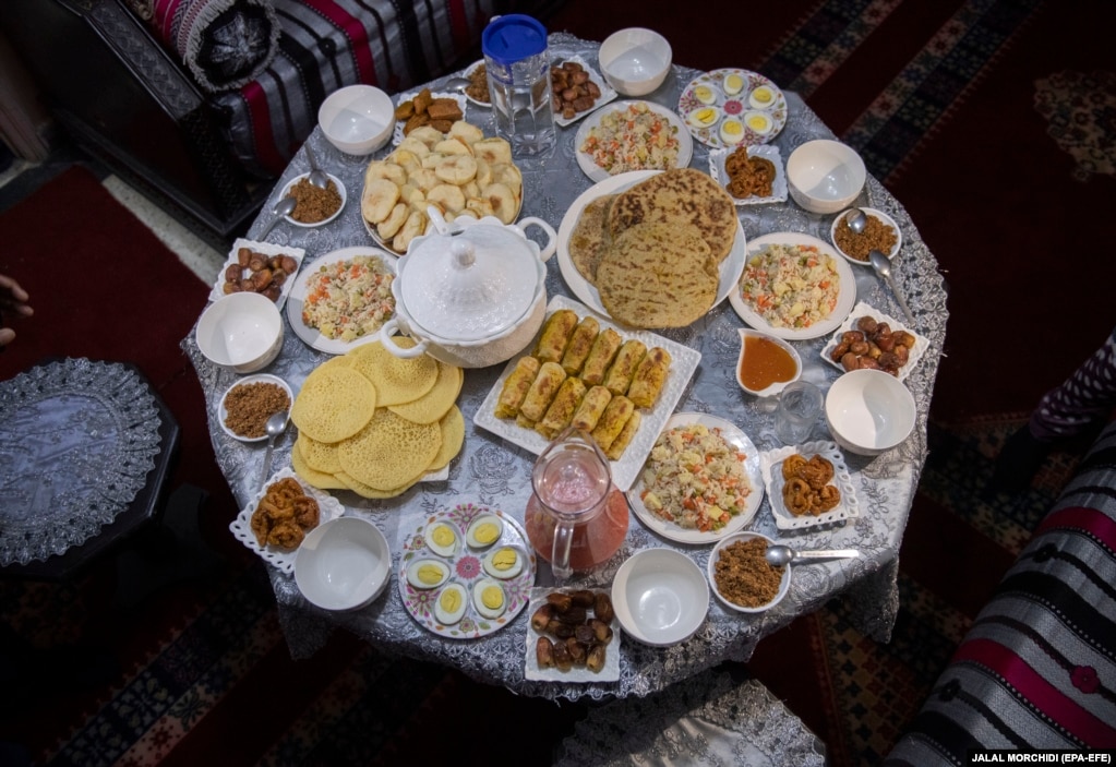 Tryeza e shtruar për iftar në një familje marokene gjatë Ramazanit.