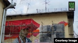A mural made with plastic bottle tops in Bishkek celebrates one of Shoro's longest-serving employees.