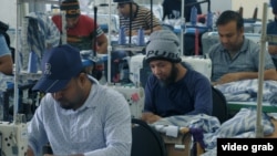Бишкектин тигүү цехтеринин биринде иштеген Бангладештин жарандары. (архивдик сүрөт)