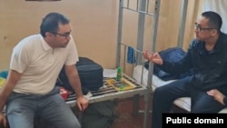 Представитель омбудсмана Узбекистана общается с Даулетмуратом Тажимуратовым.