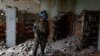 Elesett orosz katona a visszafoglalt Blahodatne falu egykori könyvtárában 2023. június 17-én