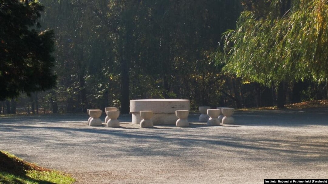 În imagine, Masa Tăcerii, parte a ansamblului monumental - care mai include Coloana Infinitului, Poarta Sărutului și Aleea Scaunelor, realizat de sculptorul Constantin Brâncuși la Târgu-Jiu. 