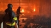 Вогнеборці працюють на місці торгового центру, що постраждав від російського авіаудару. Харківв, 25 травня 2024 року 