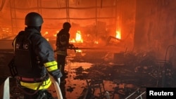 Рятувальники гасять пожежу в будівельному гіпермаркеті в Харкові після удару РФ, 25 травня 2024 року