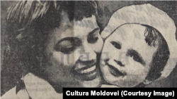 O mamă tânără cu pruncul in brațe. “Cultura Moldovei”, 7 Martie 1963
