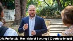 Prefectul Bucureștiului, Rareș Hopincă, explică de ce a cerut Inspectoratului Școlar al Municipiului București (ISMB) interzicerea a două asociații în toate școlile din Capitală.