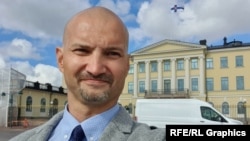 O fotografie postată pe rețelele sociale ale diplomatului rus Piotr Dolgoșin, în prezent detașat la Ambasada Rusiei la Belgrad, în fața Palatului Prezidențial din Helsinki, unde a servit până în vara anului 2022.