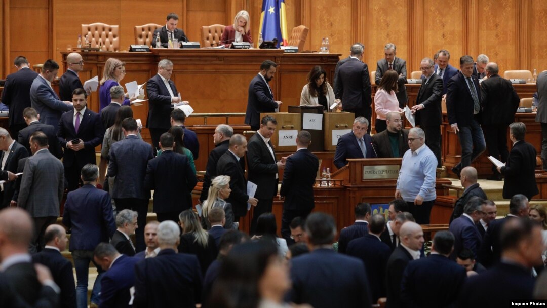 După numeroase încercări fără succes, Parlamentul ar urma să adopte săptămâna aceasta legislația care reglementează pensiile speciale - „de serviciu”. Printre mize se află respectarea angajamentelor luate în fața Comisiei Europene.