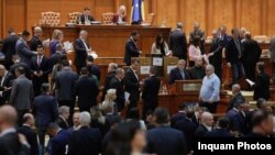 După numeroase încercări fără succes, Parlamentul ar urma să adopte săptămâna aceasta legislația care reglementează pensiile speciale - „de serviciu”. Printre mize se află respectarea angajamentelor luate în fața Comisiei Europene.