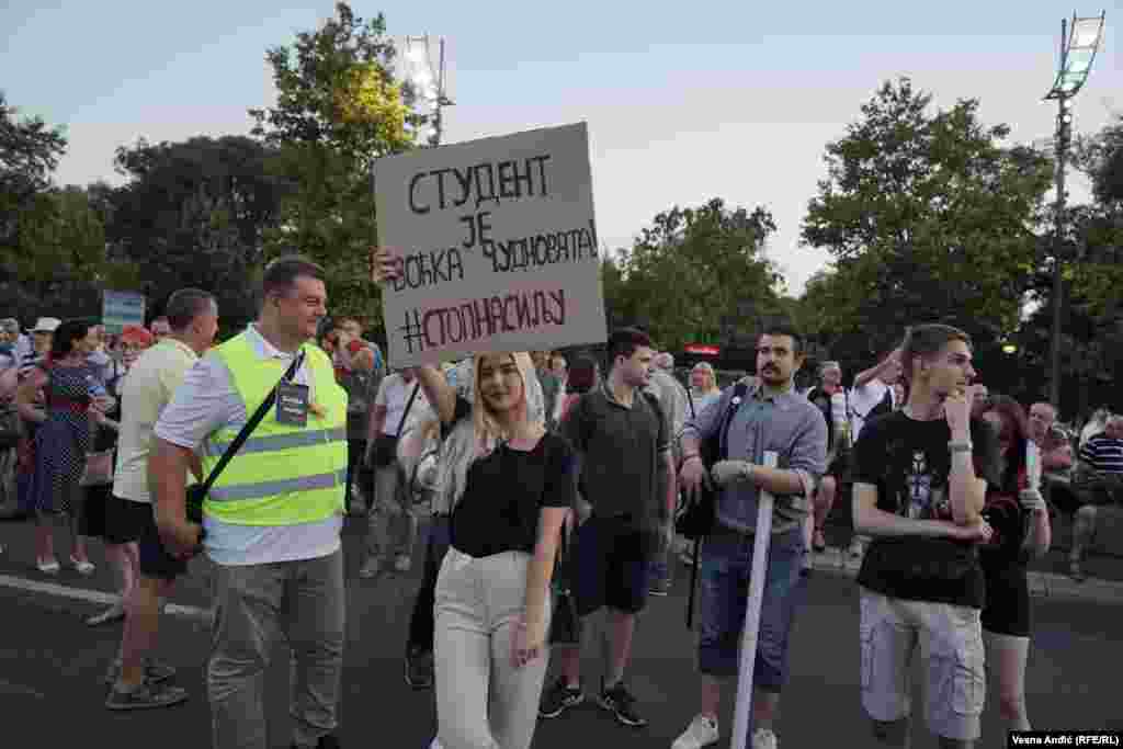 Organizatori protesta traže smenu Saveta Regulatornog tela za elektronske medije (REM), oduzimanje frekvencija televizijama i gašenje štampanih medija i tabloida za koje navode da promovišu mržnju i nasilje.