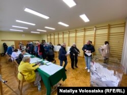 Izbore u Poljskoj je obilježila velika izlaznost zbog koje su neka biračka mjesta radila duboko u noć.