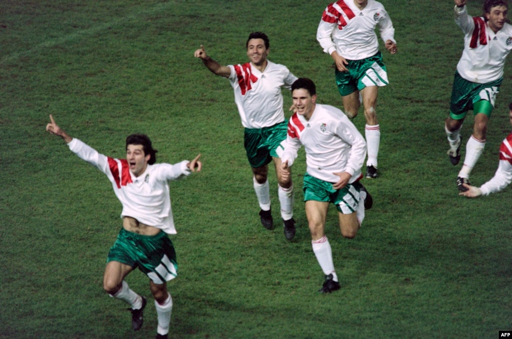 Емил Костадинов празнува със съотборниците си в националния отбор на България гола си в последната минута на мача срещу Франция за победата с 2:1, класирала българите на Световното първенство в САЩ през 1994 г., Париж, 17 ноември 1993 г.
