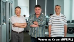 Autorul podcastului Dincolo de Știri Alexandru Canțîr (centru) și analiștii Nicolae Negru și Igor Boțan. 