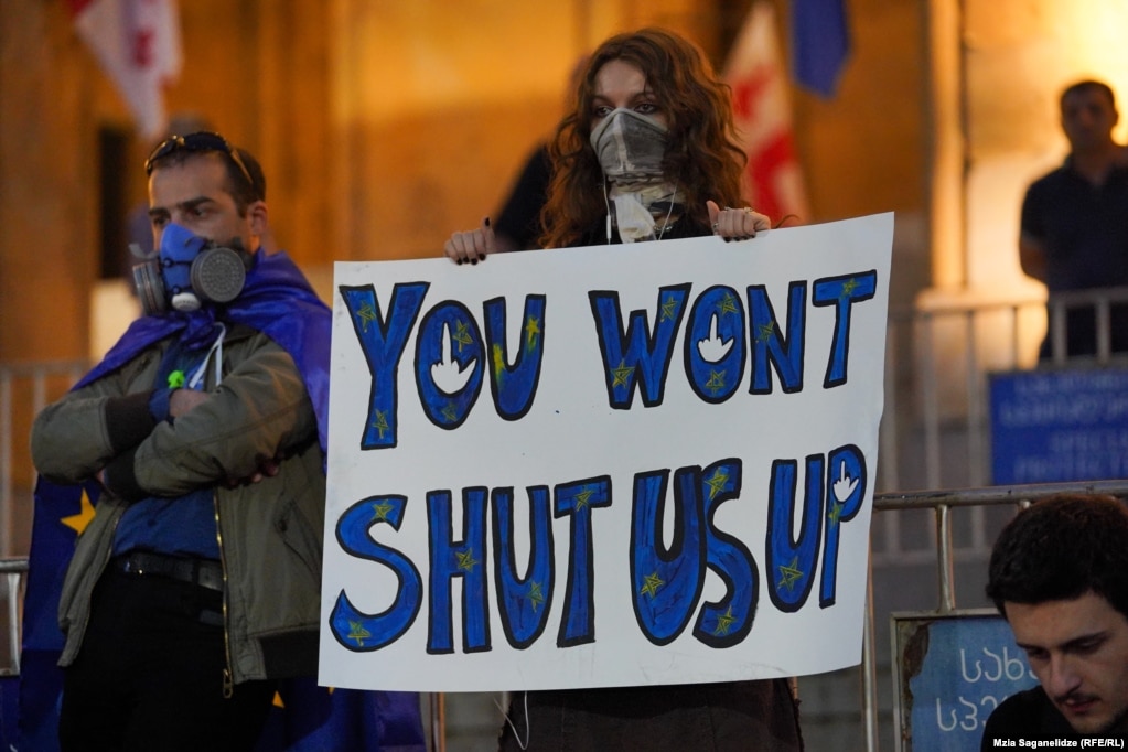 Një vajzë e re duke e mbajtur në dorë një pankartë: "Nuk mund të na e mbyllni gojën", gjatë një proteste në Tbilisi kundër projektligjit "agjentët e huaj", 1 maj.