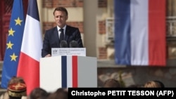 Президентът на Франция Еманюел Макрон произнася реч по време на церемония за отдаване на почит на цивилните жертви на войната в Сен Ло, Северозападна Франция, на 5 юни 2024 г.