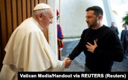 Președintele Volodimir Zelenski, cu mâna pe inimă la întâlnirea cu Papa Francisc.