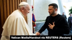 Франциск во время встречи с Владимиром Зеленским в Ватикане 13 мая