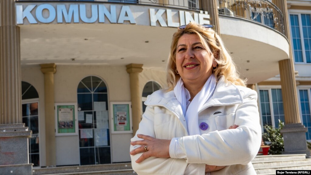 Silvija Rashkoviq punon në Zyrën pë komunitete dhe kthim në Komunën e Klinës, Kosovë.