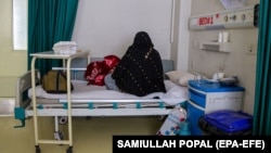 تصویر آرشیف: یکی از زنان داخل بستر در یک شفاخانهٔ کابل 
