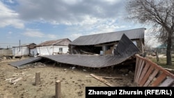 Дома в селе Каратал, разрушенные большой водой. Актюбинская область, 13 апреля 2024 года